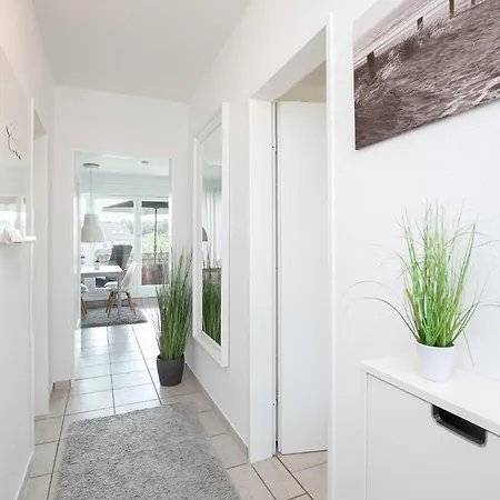 White Lounge Apartment *