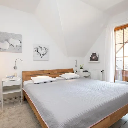 White Lounge Apartment *